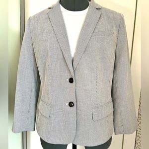 Ann Taylor two-button, single vent seersucker blazer with a notched collar. 14P.